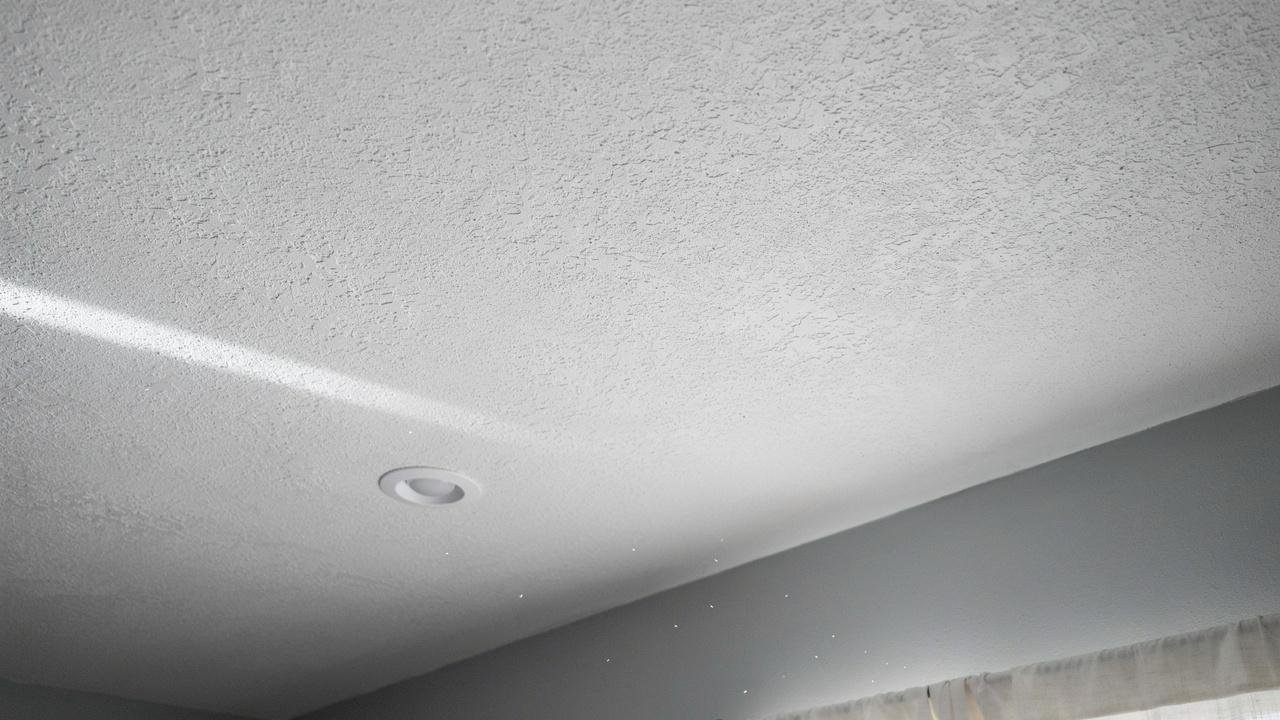 Stipple brush ceiling texture.