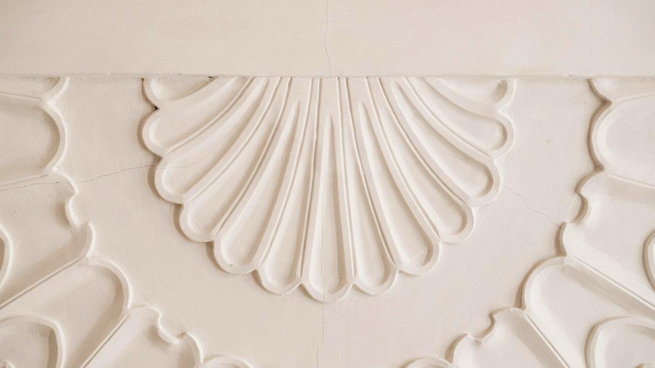 Comb ceiling texture with curved ridge pattern.